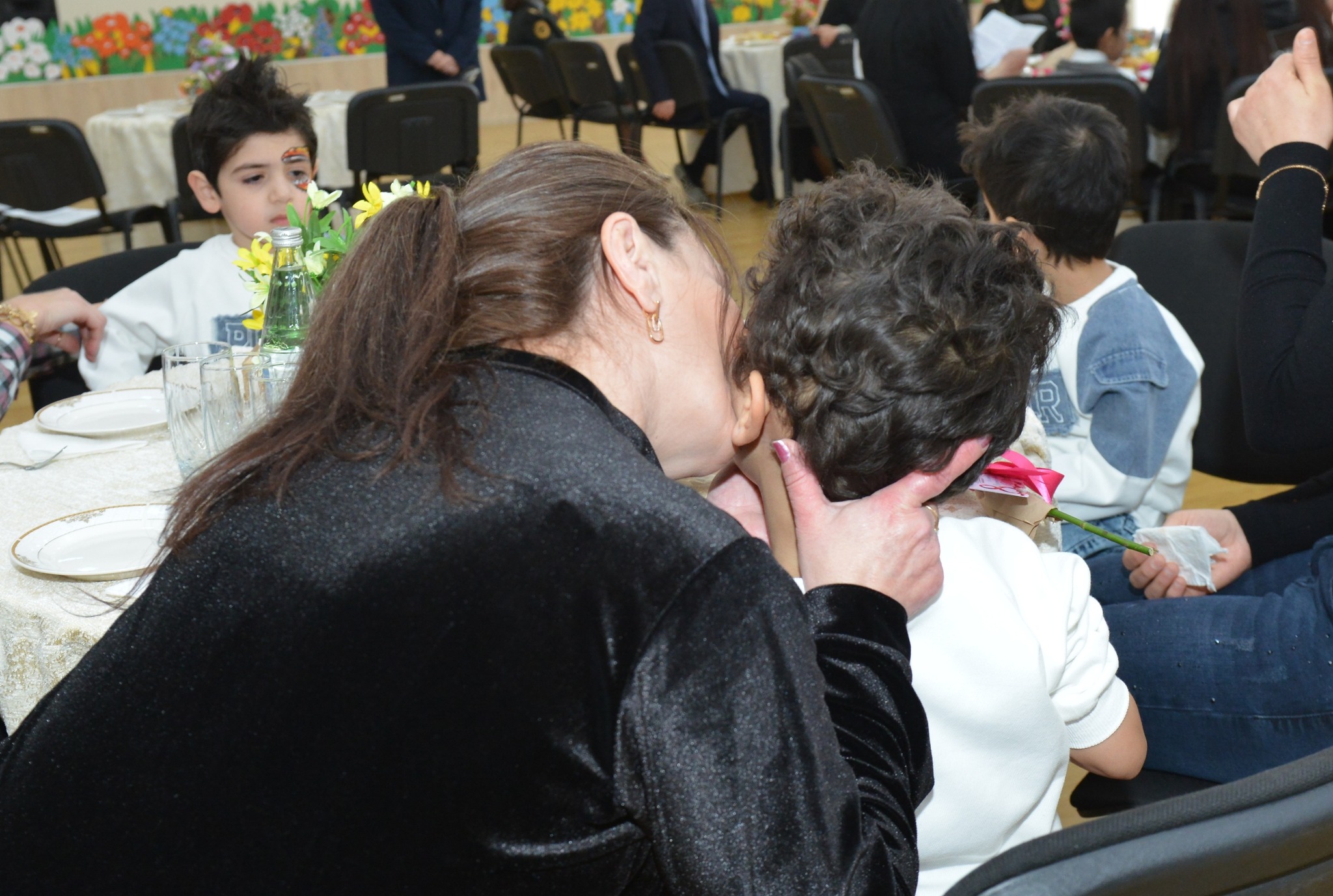Məhbus analar övladları ilə... (FOTO)